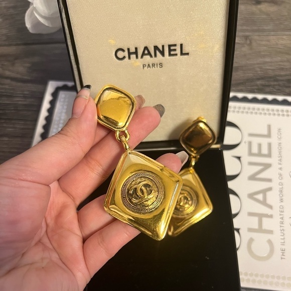 RARE! Chanel Vintage Gold CC Diamond Shape Dangle Clip On Earrings - Picture 2 of 11